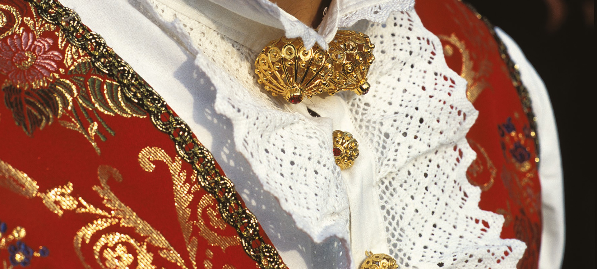 Gioielli sardi su vestito tradizionale femminile