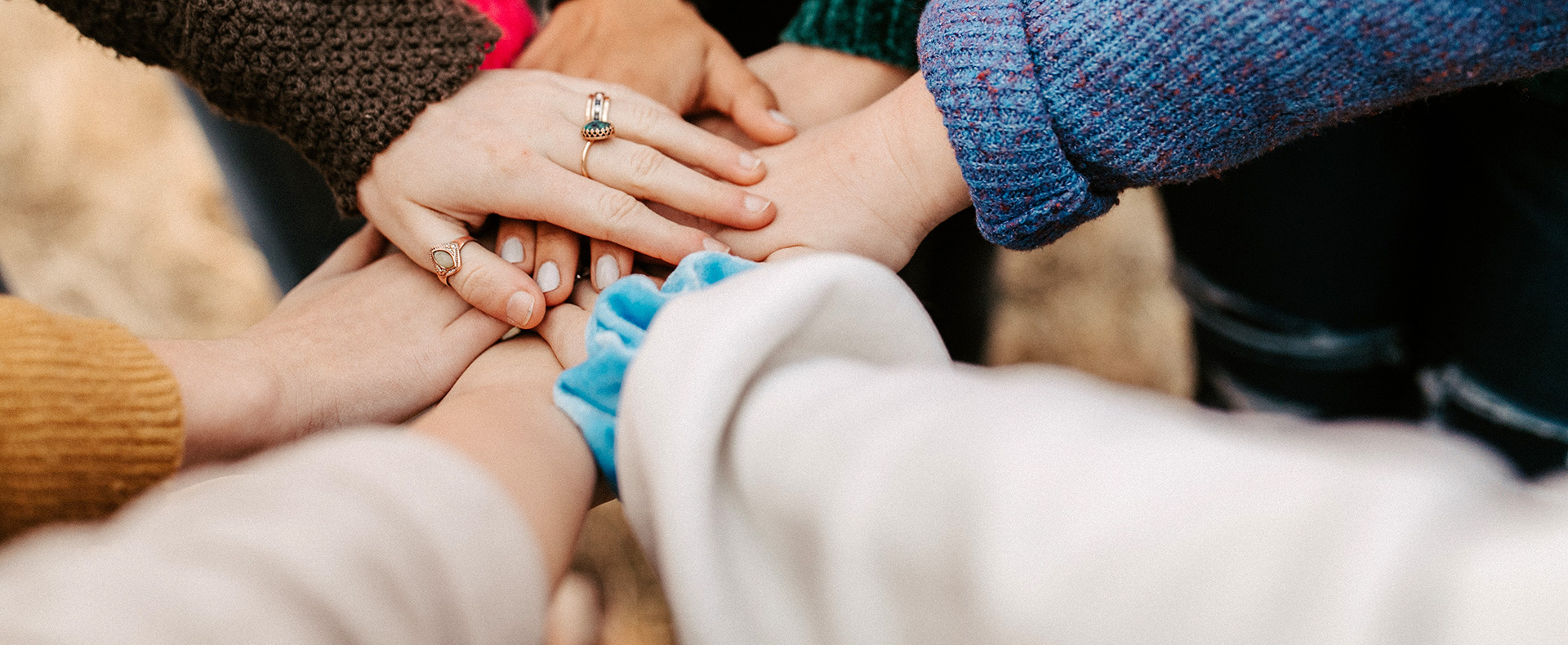 Mani unite tra diverse persone