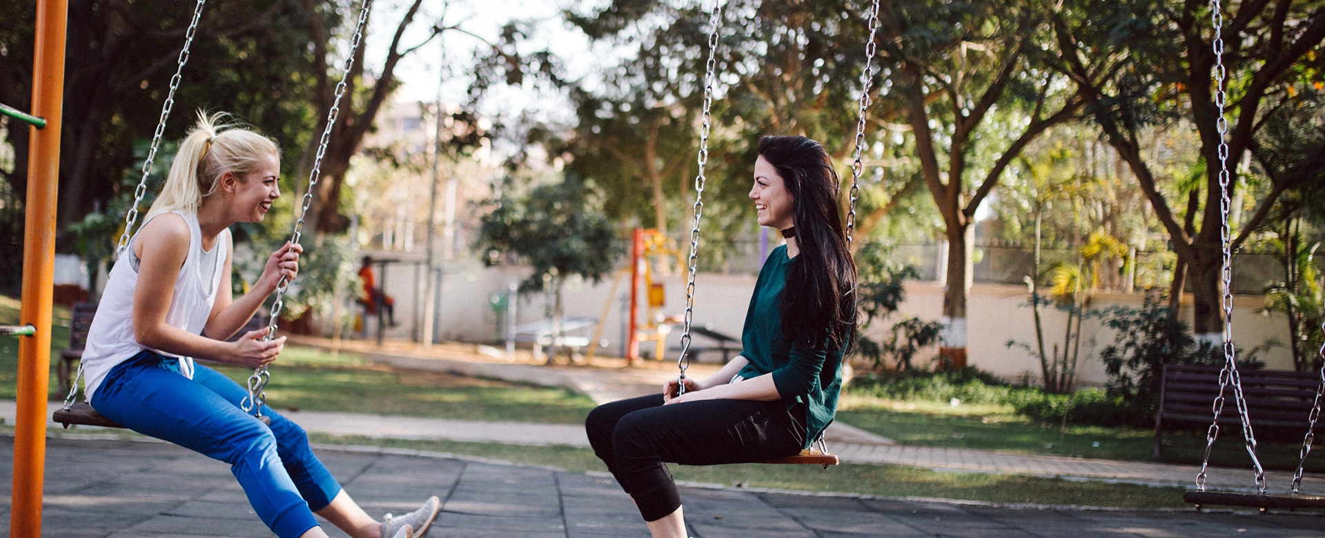 Giovani ragazze sulle altalene al parco