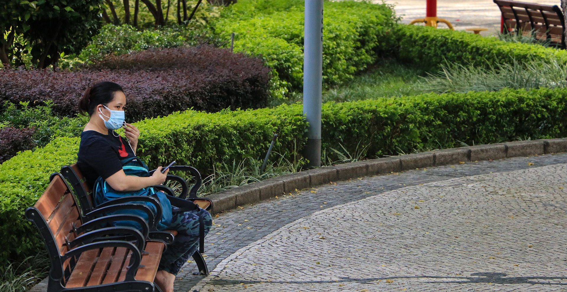 Ragazza  straniera su una panchina