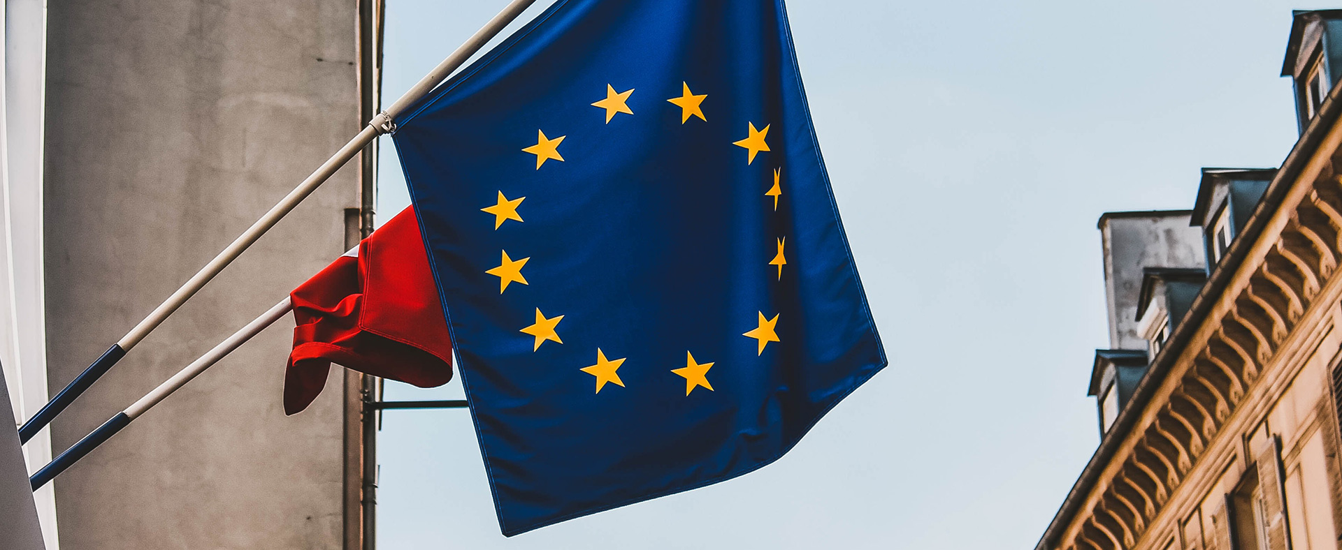 Bandiere su un edificio amministrativo