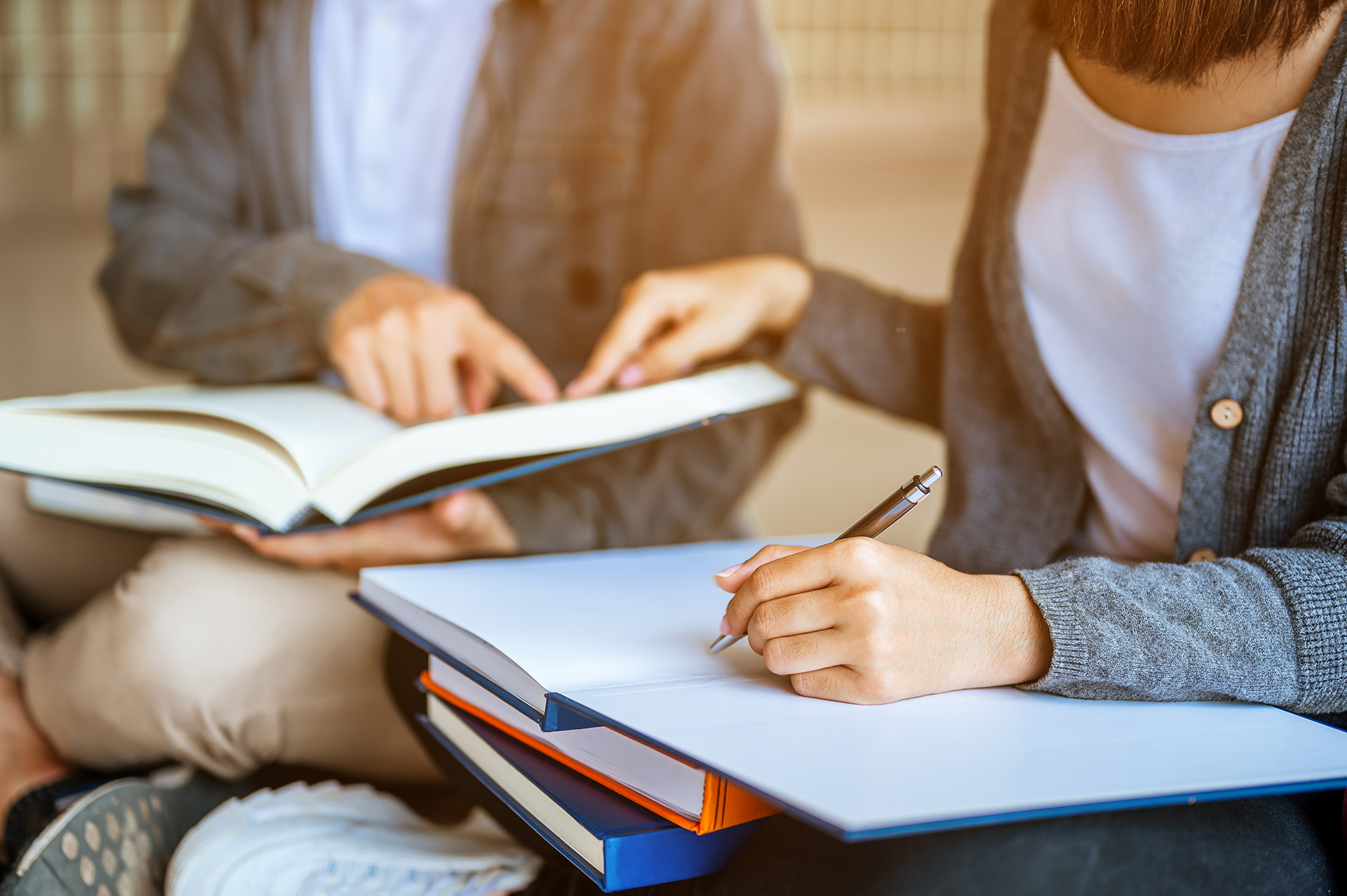 Studenti leggono e preparano un test universitario