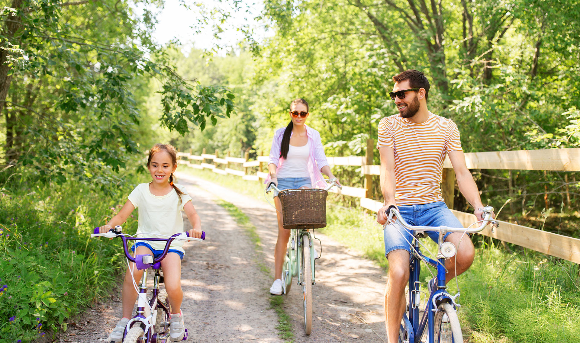 Famiglia a passeggio in bicicletta