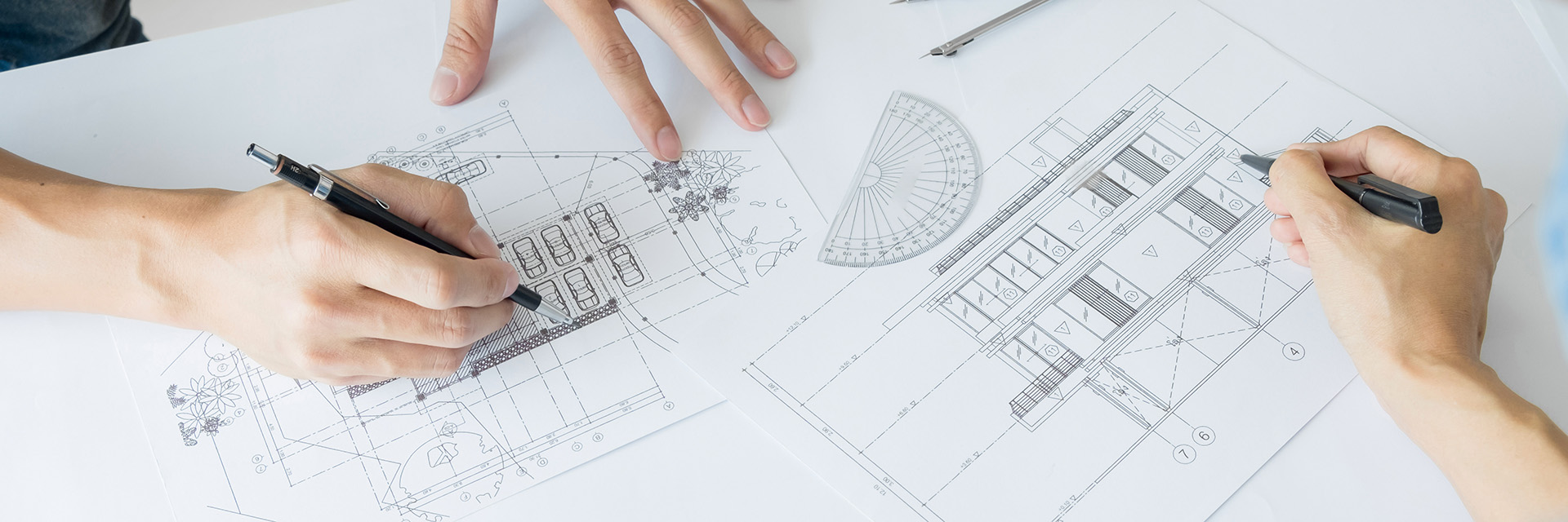 Architetti in fase di progettazione e disegno
