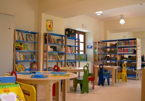 Biblioteca comunale, terza sala con lo spazio per i piccoli Biblioteca comunale, terza sala con lo spazio per i piccoli