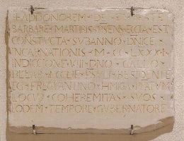 Chiesa di Santa Barbara, lastra di pietra con iscrizioni Chiesa di Santa Barbara, lastra di pietra con iscrizioni