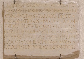 Chiesa di Santa Barbara, lastra di pietra con iscrizioni Chiesa di Santa Barbara, lastra di pietra con iscrizioni