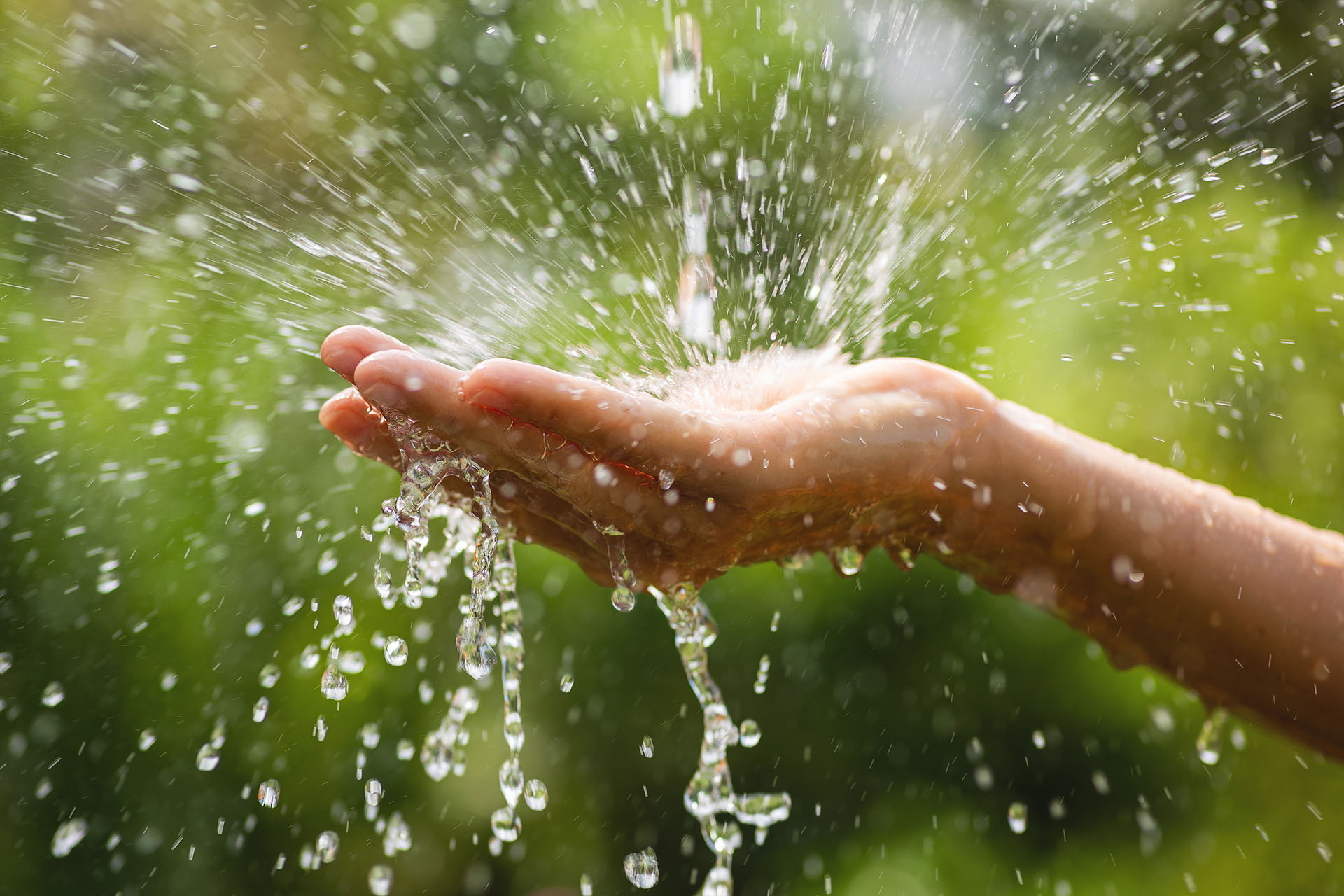 Schizzi d'acqua sulla mano