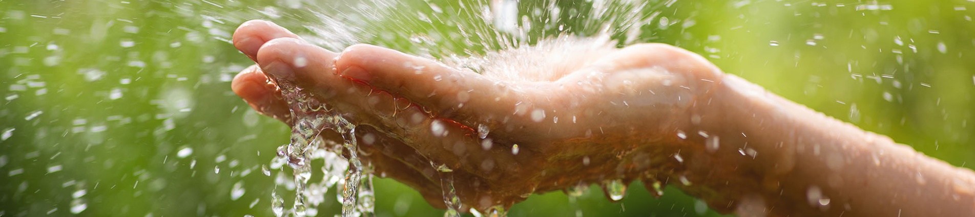 Schizzi d'acqua sulla mano Schizzi d'acqua sulla mano