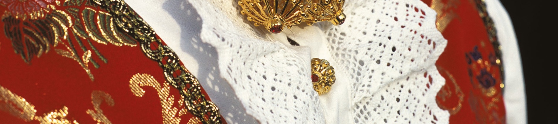 Gioielli sardi su vestito tradizionale femminile Gioielli sardi su vestito tradizionale femminile