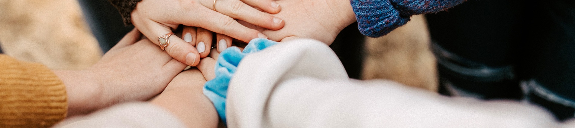 Mani unite tra diverse persone Mani unite tra diverse persone