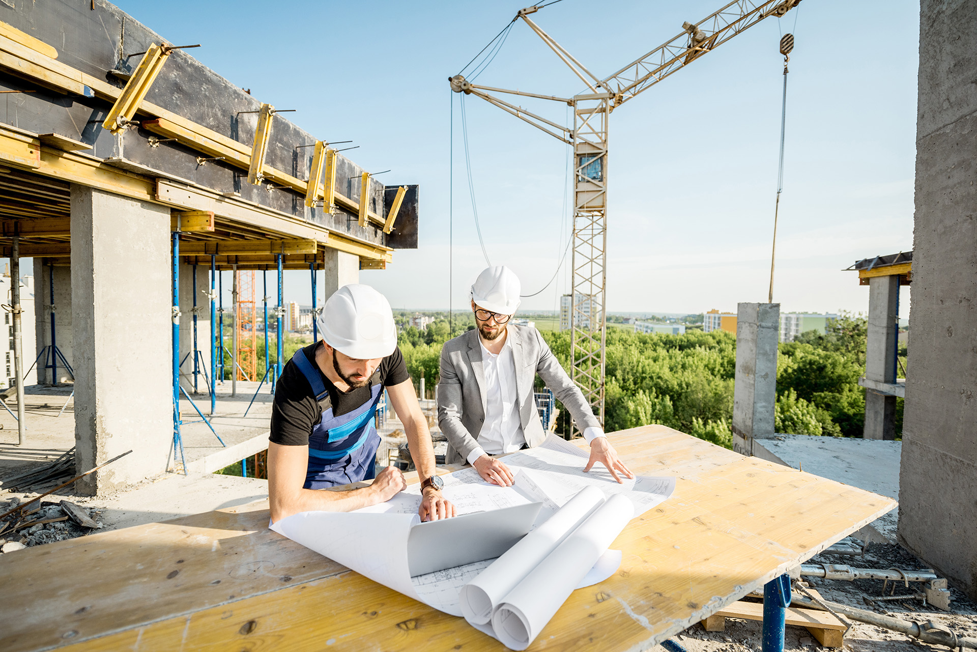 Ingegneri lavorano nel cantiere con i progetti