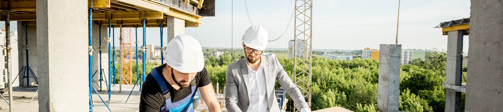 Ingegneri lavorano nel cantiere con i progetti Ingegneri lavorano nel cantiere con i progetti