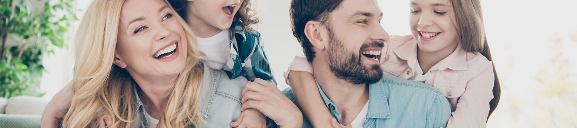 Famiglia felice con i genitori e due bambine Famiglia felice con i genitori e due bambine