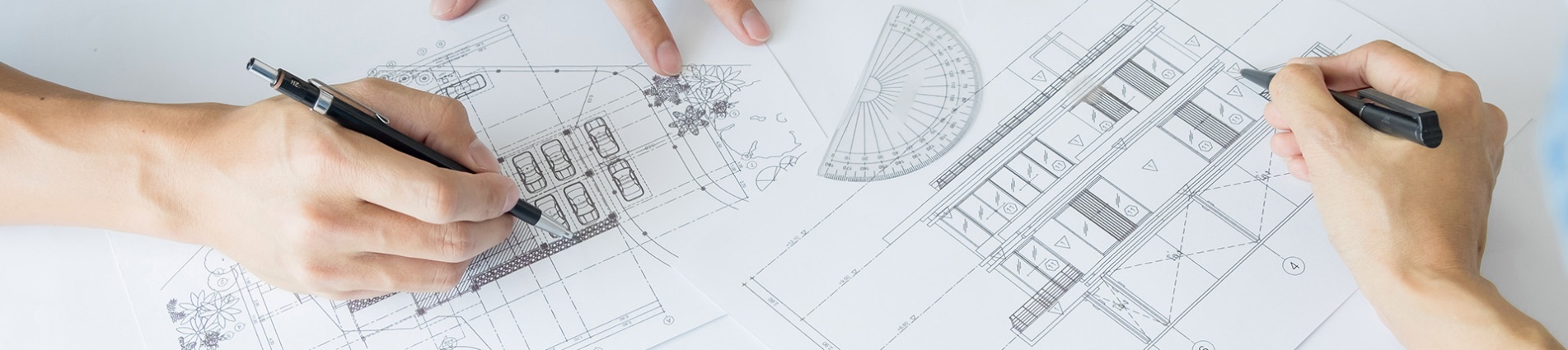 Architetti in fase di progettazione e disegno Architetti in fase di progettazione e disegno