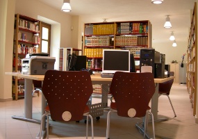 Biblioteca comunale, area multimediale della prima sala Biblioteca comunale, area multimediale della prima sala